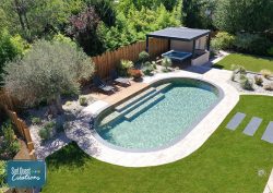amenagements-paysagers-piscine-jardin-sud-ouest-sudouestcreations-paysagiste-plantes-liner-terrasse-panneaux-bois-spa-pergola-bioclimatique-ardoise-liner-marbre-plantation-plante-olivier-pas-japonais-totem-filtre
