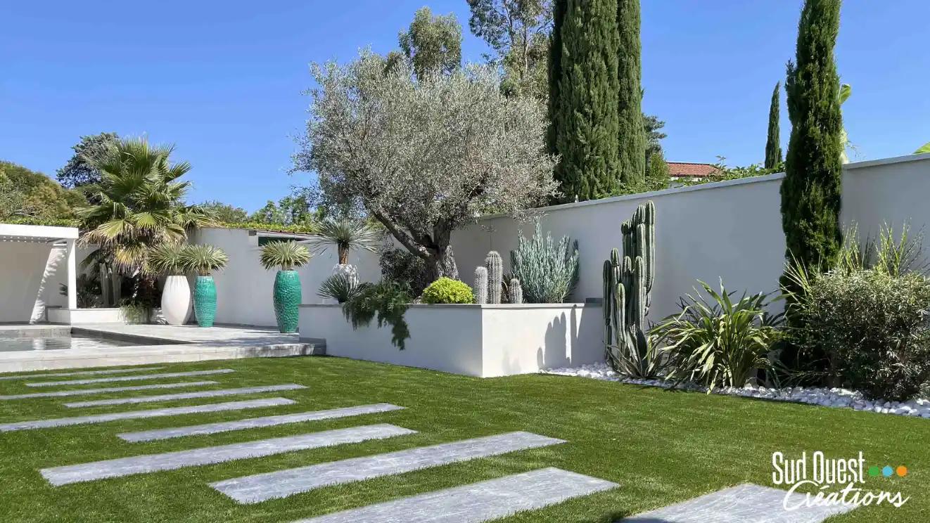 Jardin contemporain avec pelouse plaquée et bacs végétalisés à Toulouse