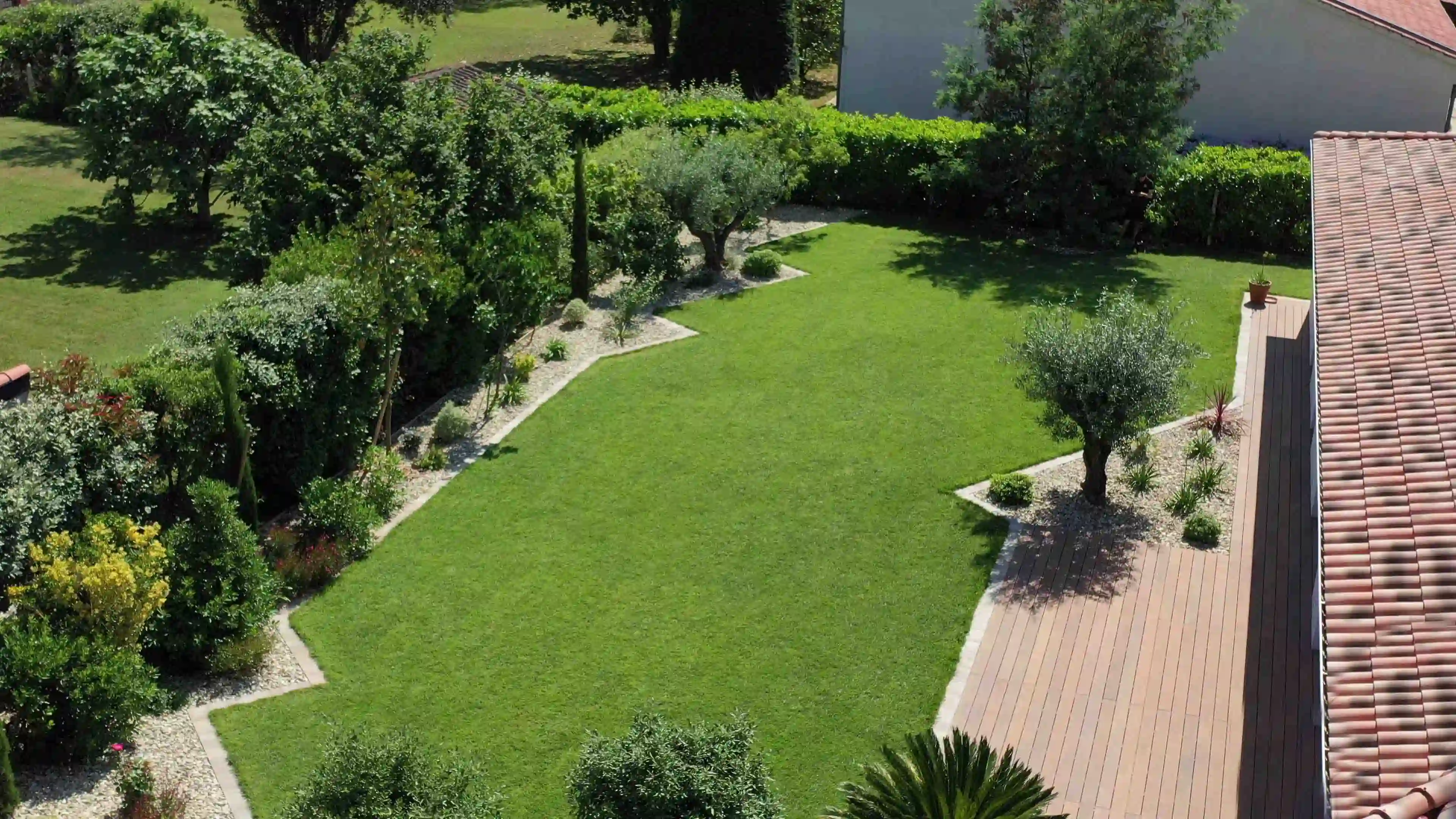 Aménagement paysager complet, création de jardins paysagers, plantation d'arbres, pose de gazon naturel et création d'espaces verts zen par Sud-Ouest Créations, paysagiste expert à Toulouse, Cugnaux et Muret.