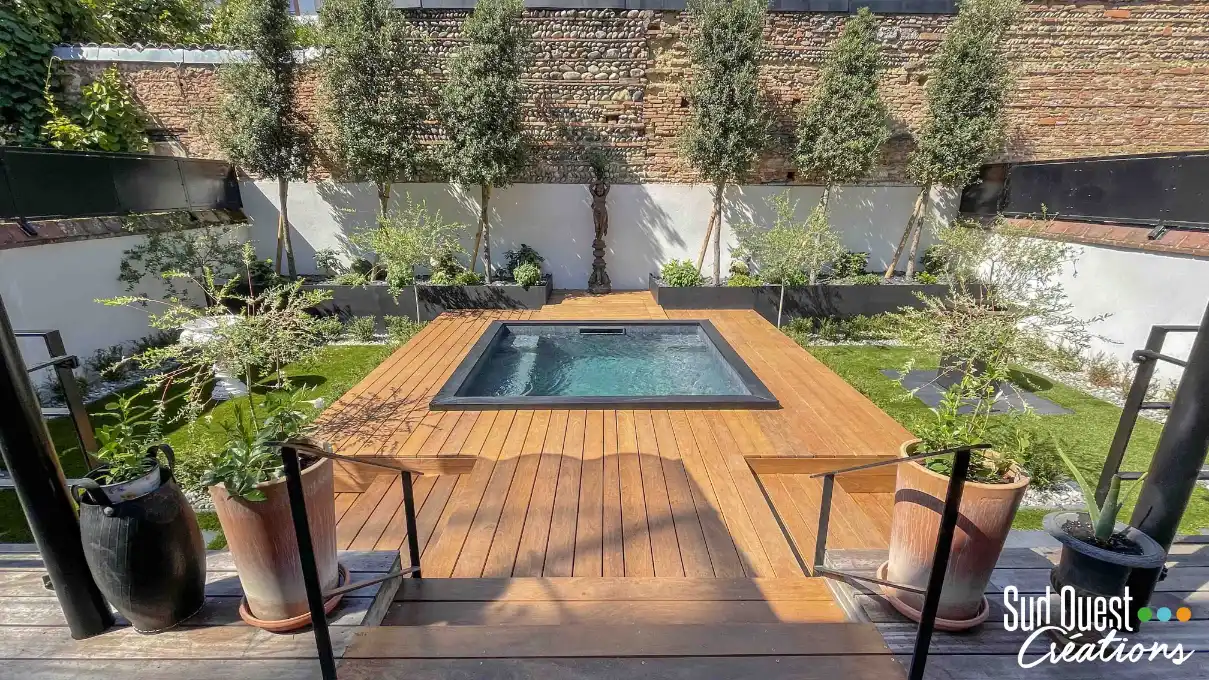 Eau turquoise d'une piscine traitée avec liner sable à Toulouse