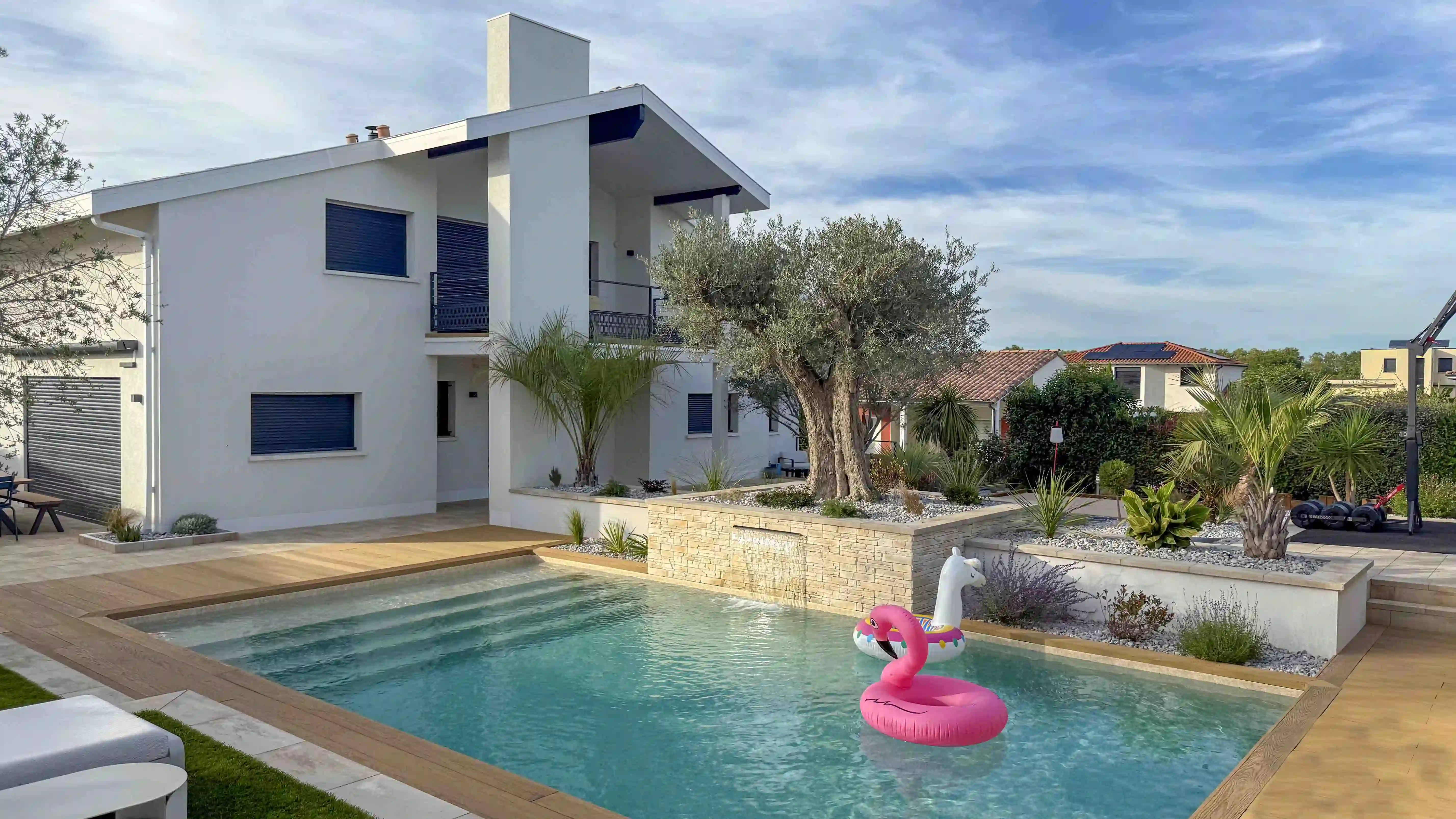 Piscine béton et terrasse extérieure réalisées par Sud Ouest Créations