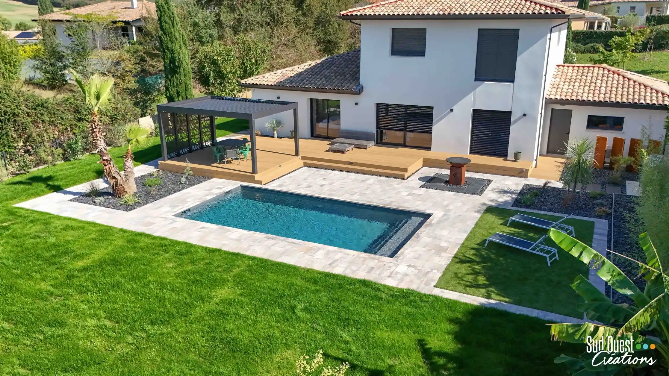 Piscine familiale 8x4 avec margelles en pierre naturelle à Tournefeuille