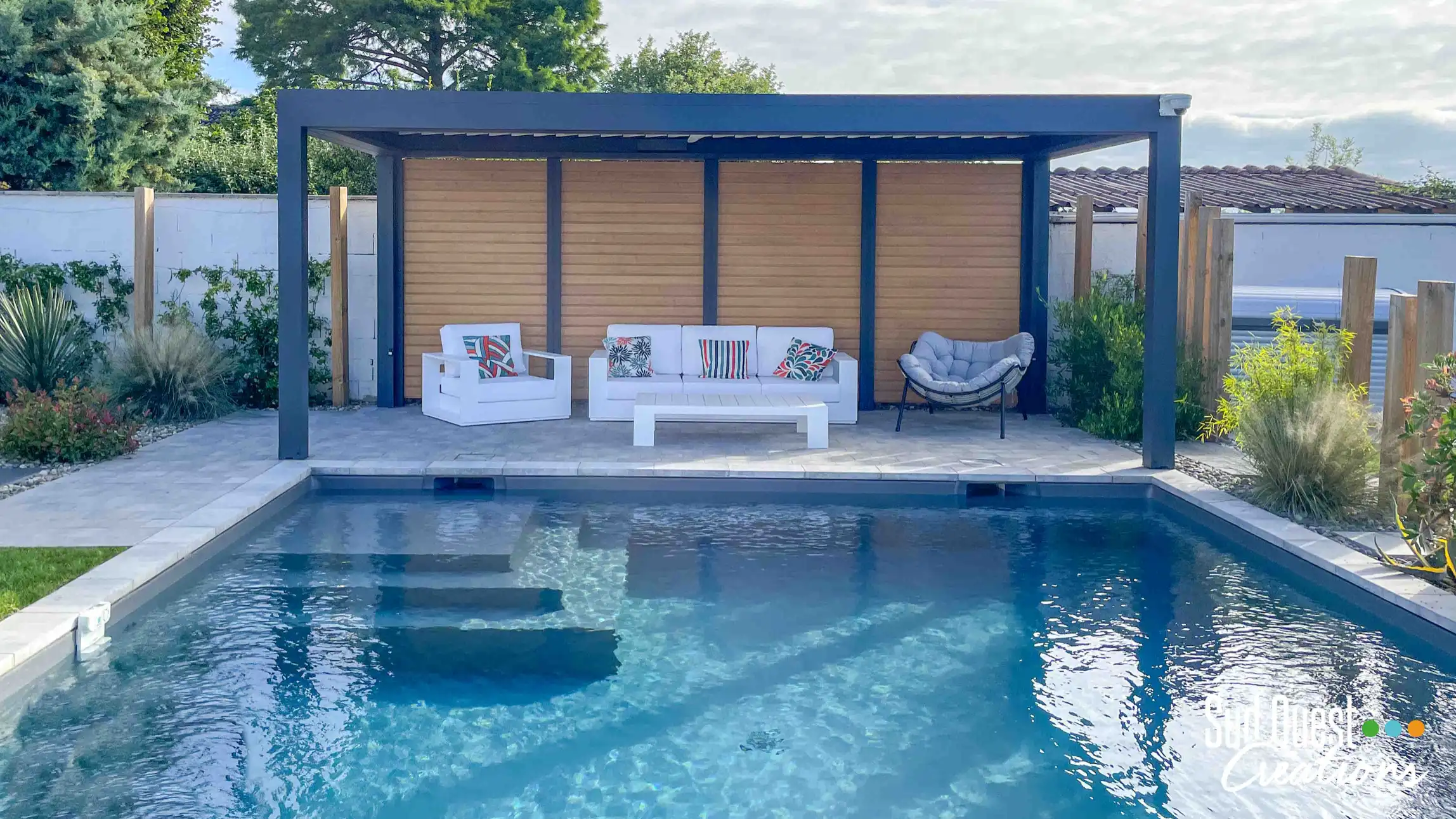 Pergola bioclimatique en aluminium sur terrasse travertin à Blagnac