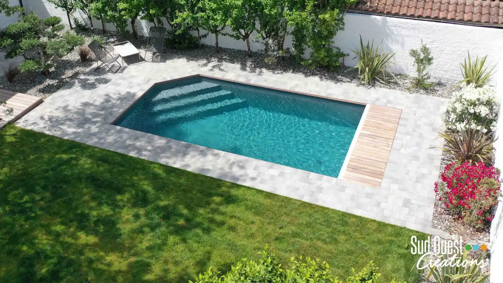 Petite piscine citadine 6x3 dans un petit jardin à Blagnac