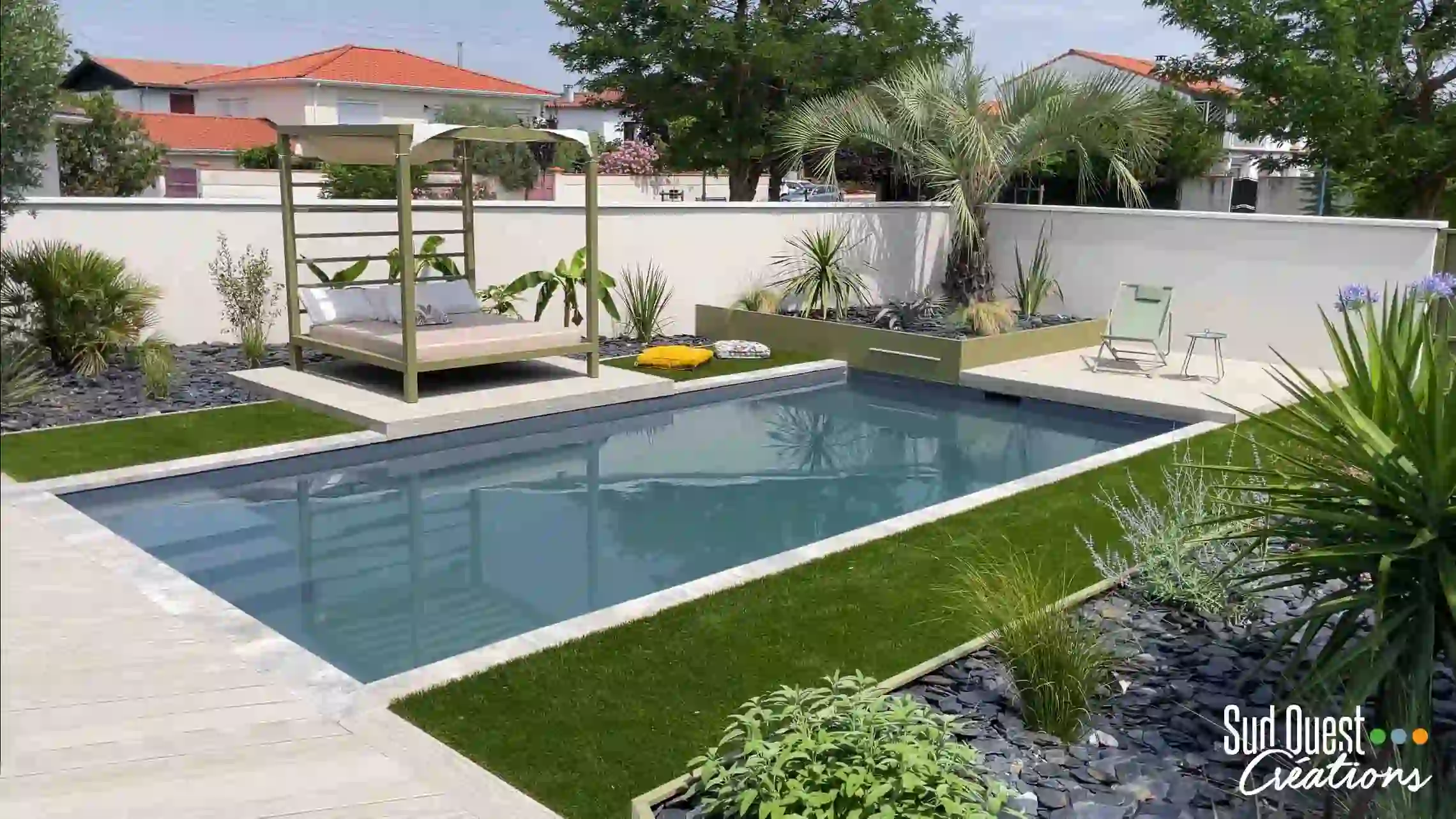 Mur en parement pierre au bord d'une piscine maçonnée à Villeneuve-Tolosane