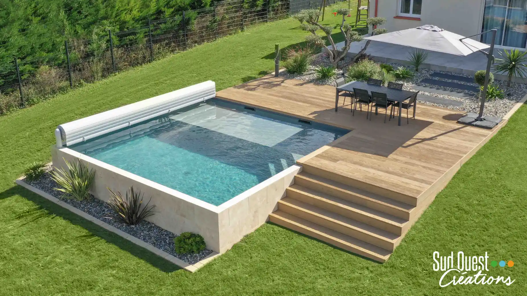 Petite piscine familiale hors sol de 4x4m avec immense plage immergée (banquette) et dalles de terrasse contemporaines à Muret, Haute-Garonne.