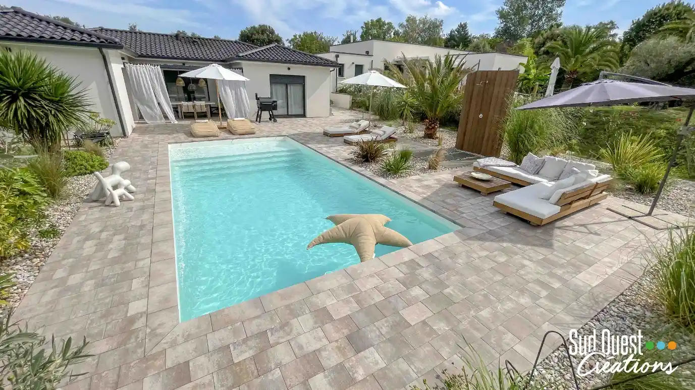 Bassin de nage de 7x3,5m ceinturé d'une terrasse en pavé et de végétation moderne à Ramonville-Saint-Agne.