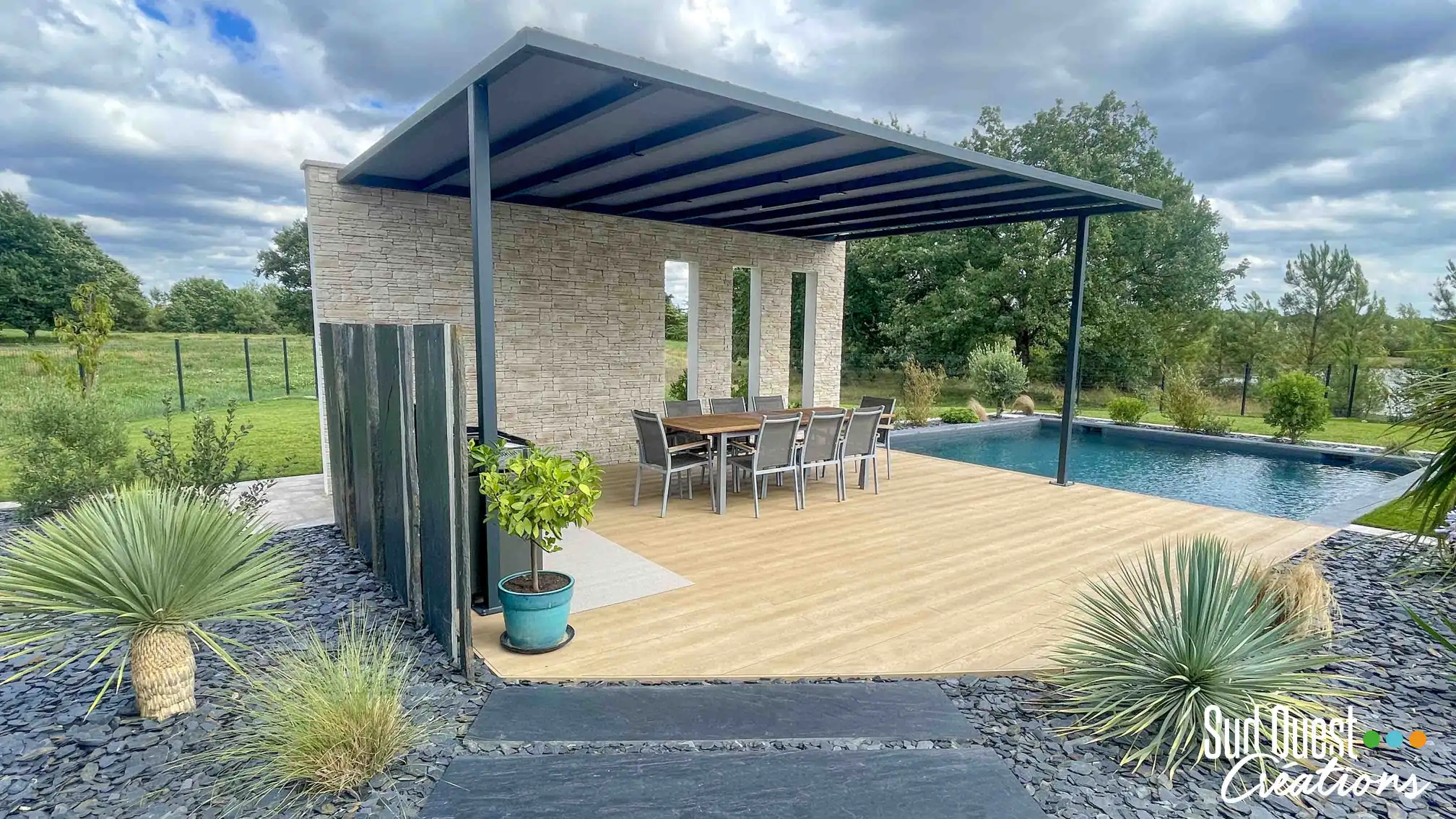 Pool house aluminium et parement en pierre naturelle à Colomiers
