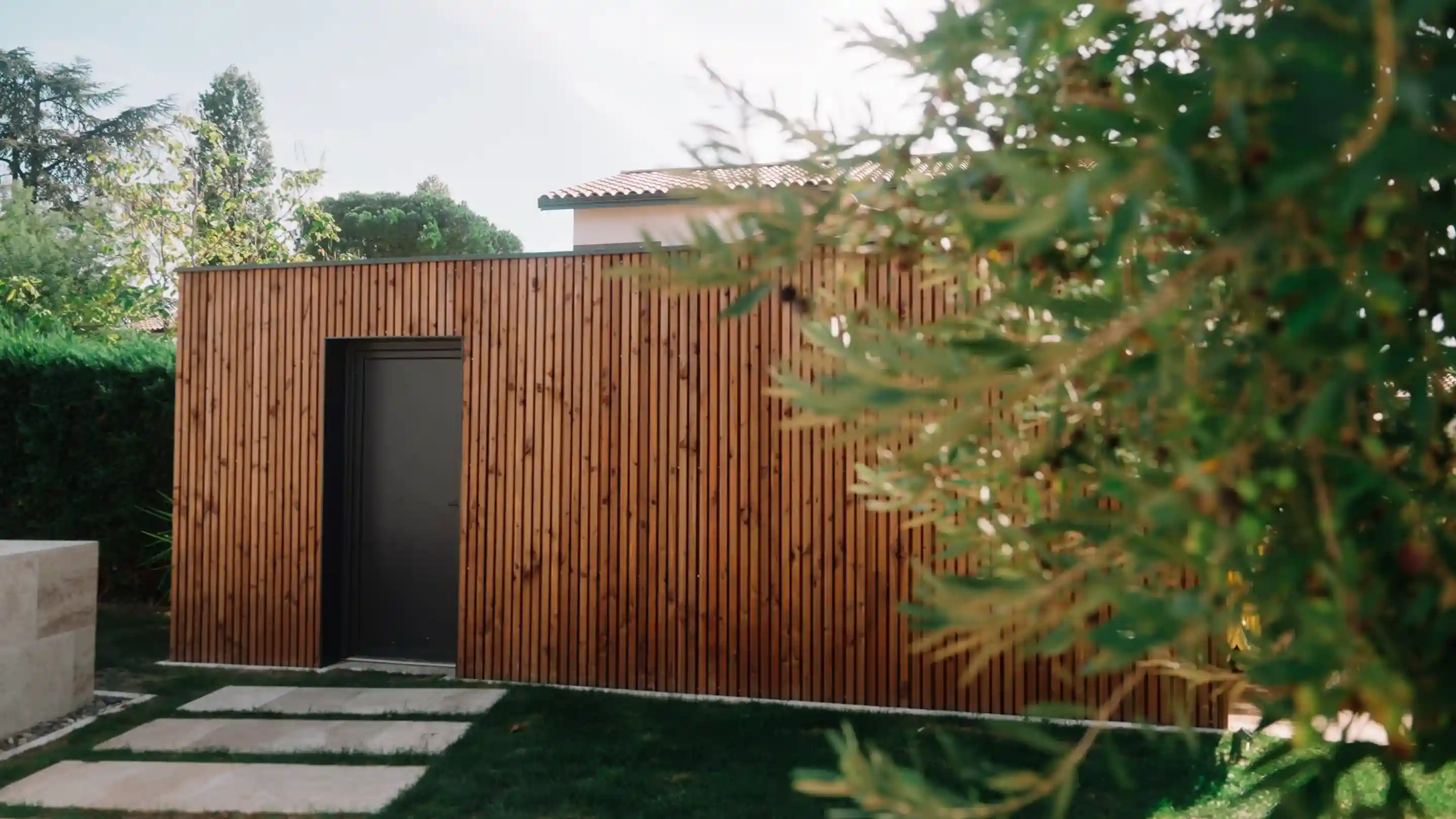 Construction de terrasses bois, dallage pierre naturelle, maçonnerie paysagère, murets de jardin et pergolas bioclimatiques par l'architecte extérieur Sud-Ouest Créations à Toulouse, Cugnaux et environs.
