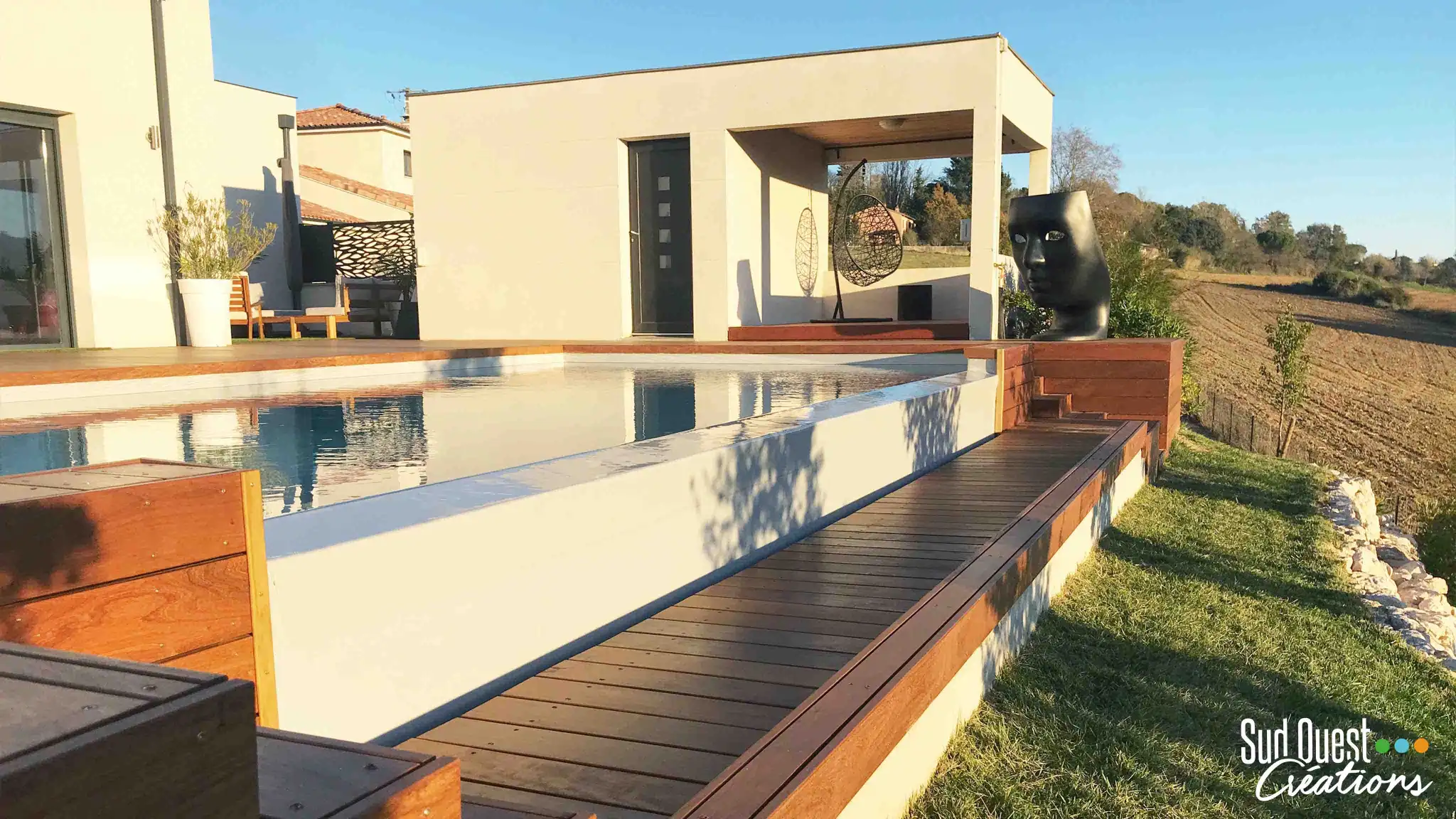 Terrasse en bois IPE devant un pool house contemporain à Muret