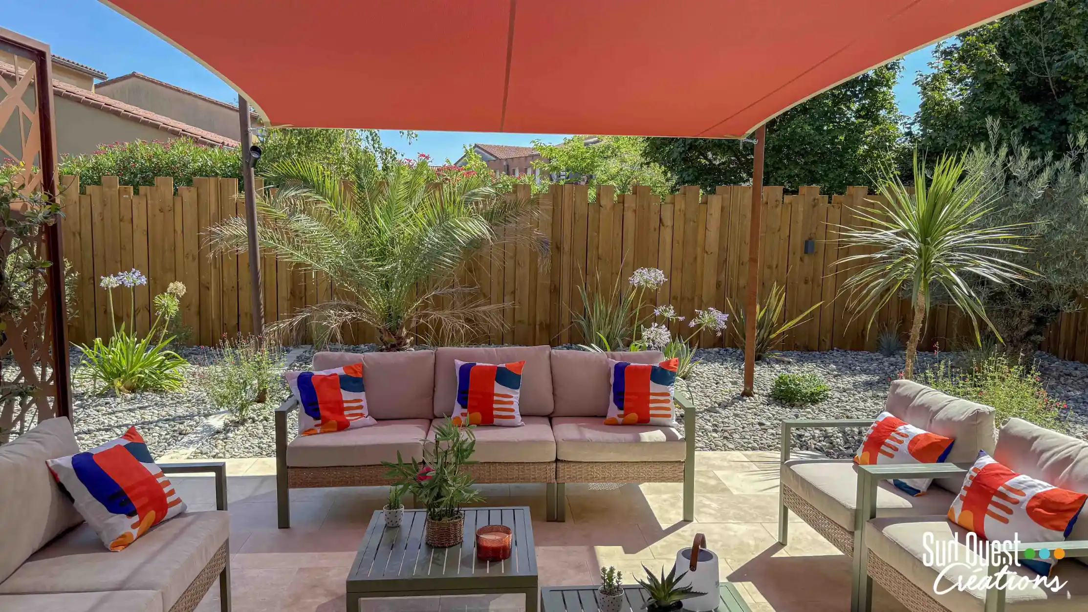 Terrasse en bois ombragée avec salon de jardin et végétalisation à Cugnaux
