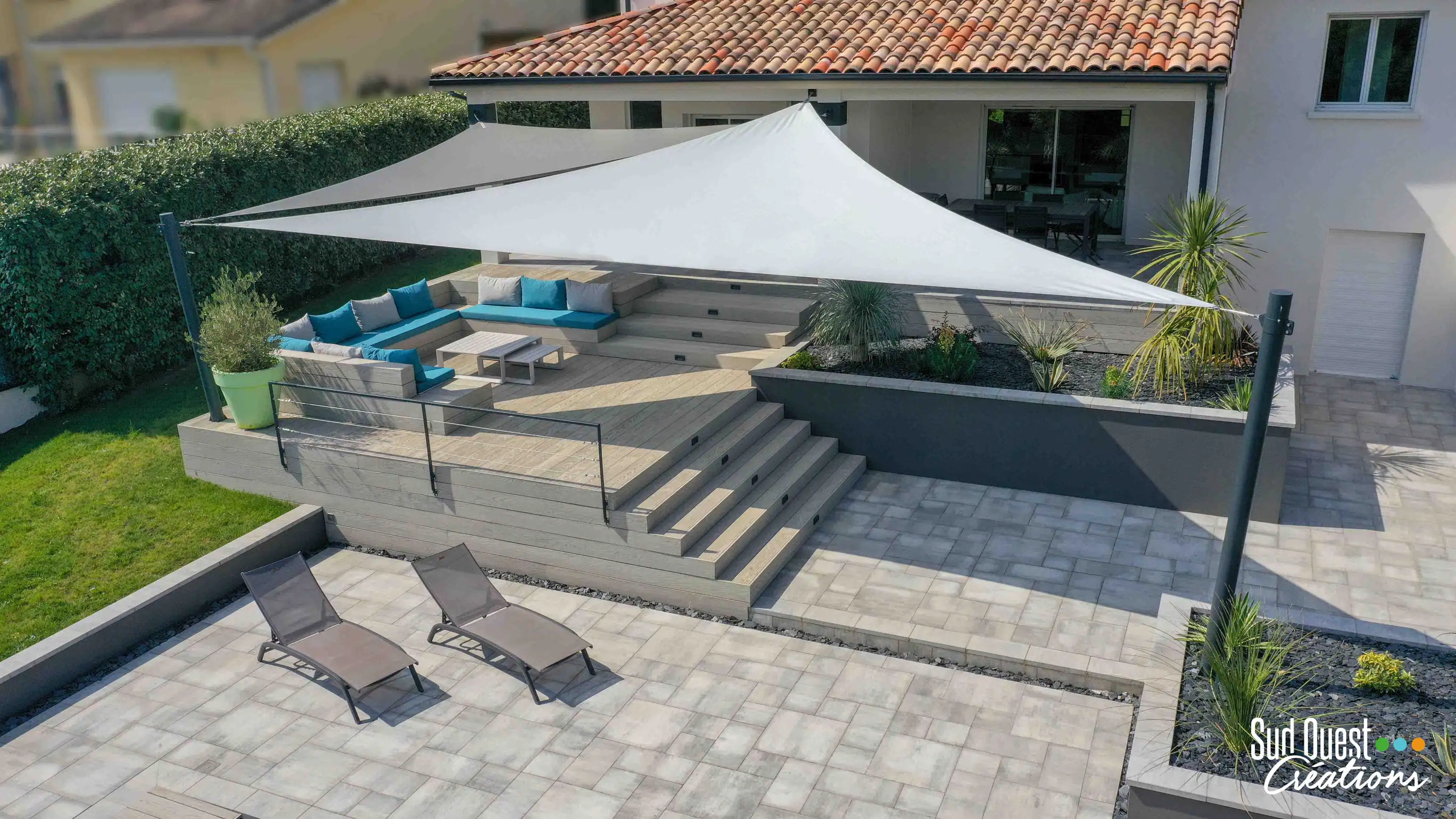 Toile d'ombrage sur mesure sur une terrasse en bois