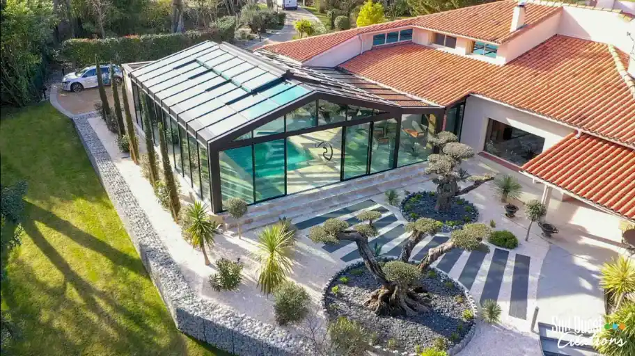 Véranda de piscine en verre et aluminium avec gabions à Saint-Orens