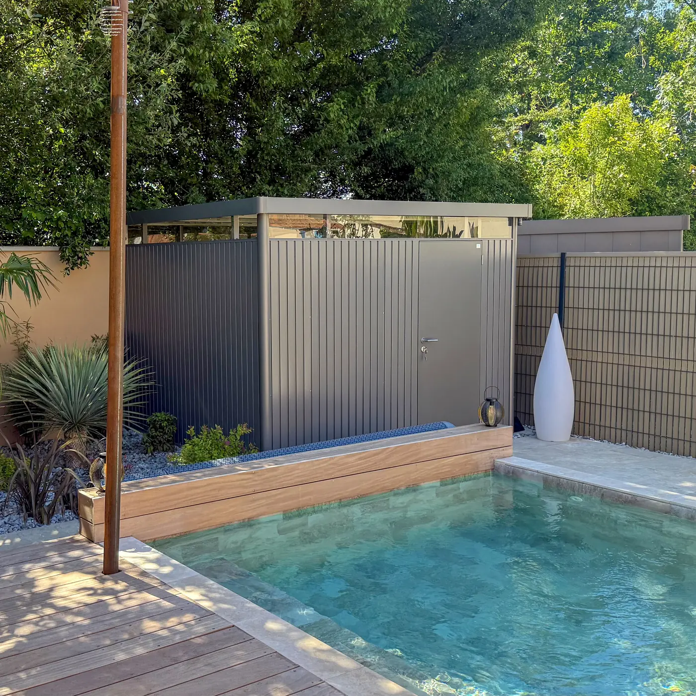 Petite piscine avec coffre bois pour le volet et abri de jardin en métal