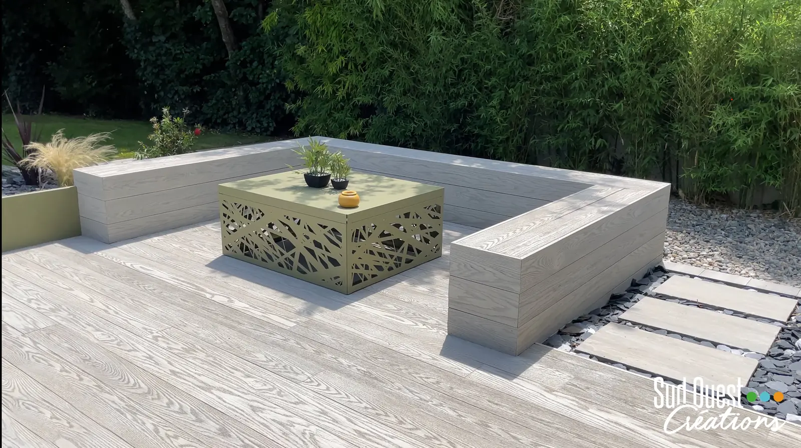 Banquette sur mesure en lames composites autour d'une terrasse, table en métal découpé