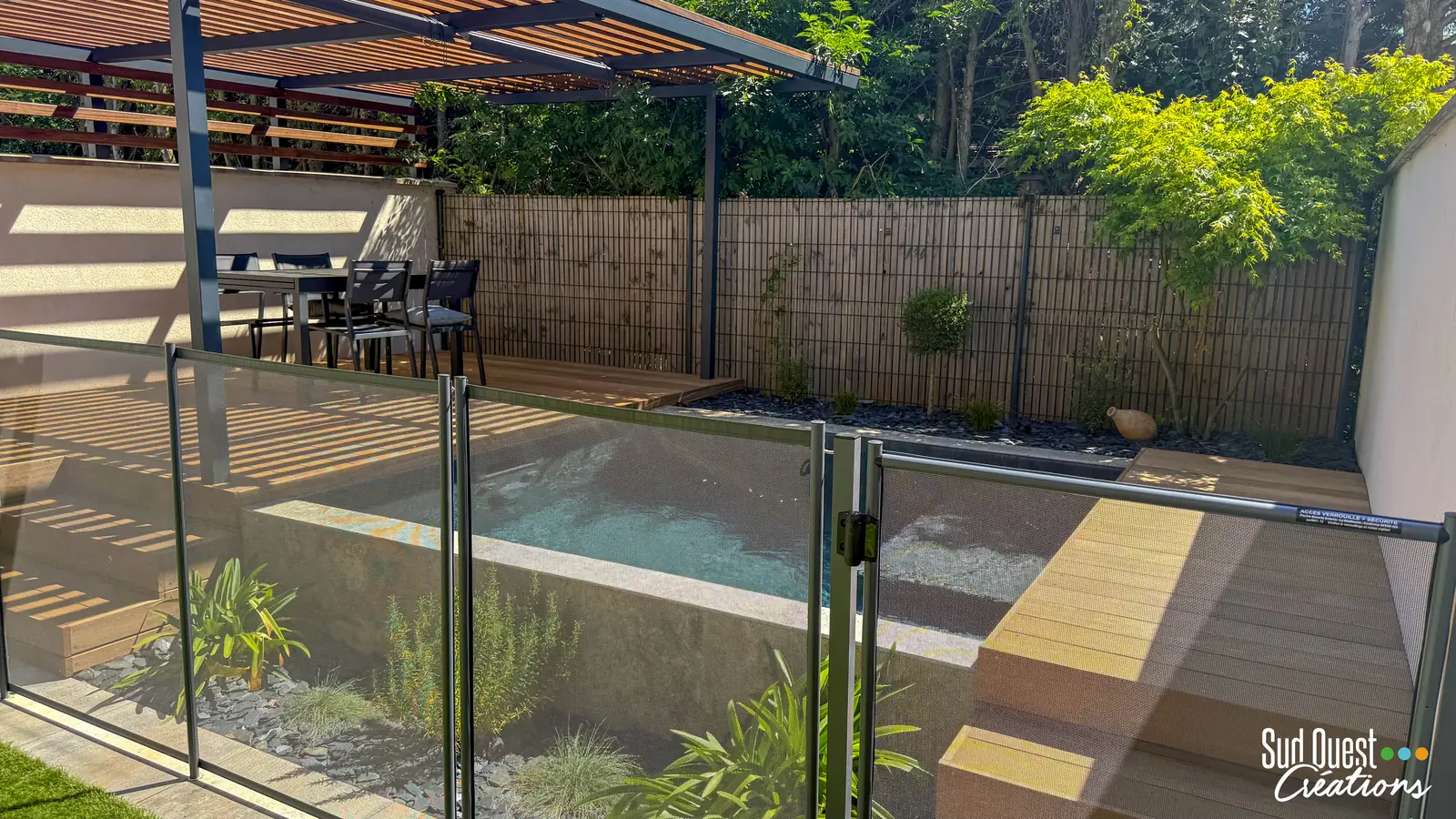 Barrière de sécurité autour d'une mini piscine, pergola bois et acier sur terrasse IPE