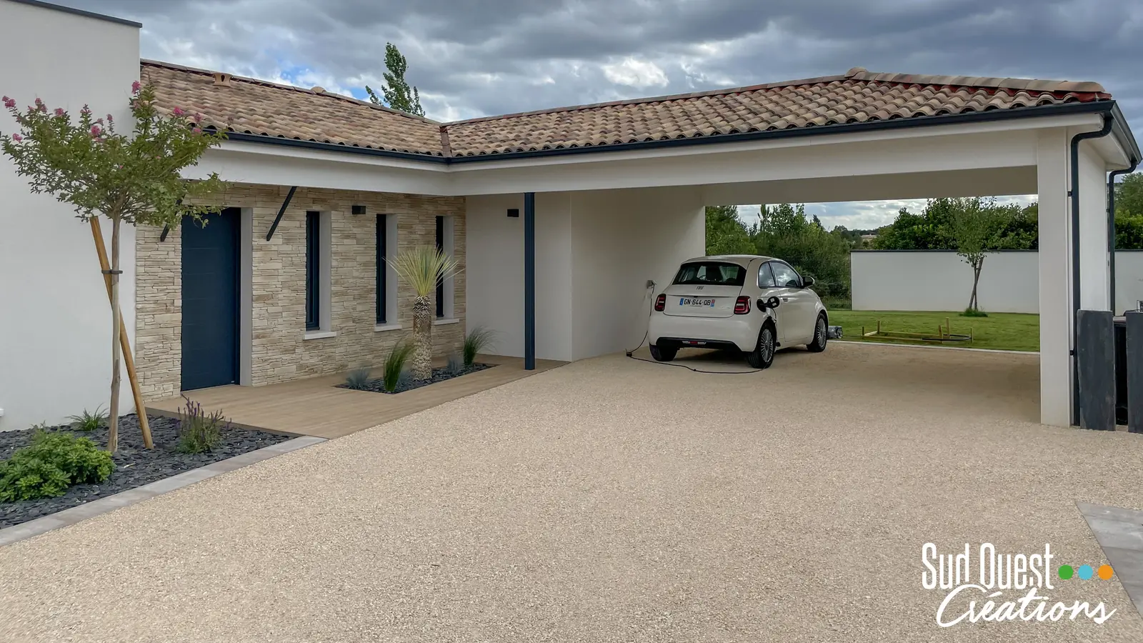 Carport et entrée de maison avec terrasse composite et parement pierre