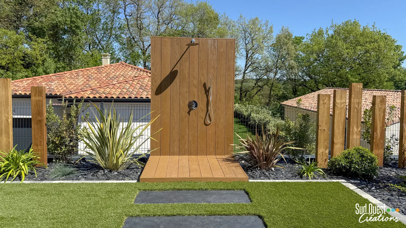 Douche extérieure habillée de bois, poteaux bois et massif d'ardoise