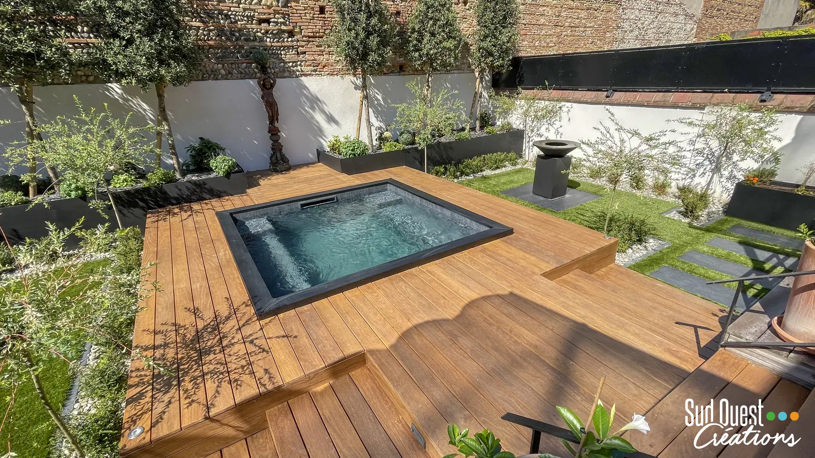 Mini piscine encastrée dans une terrasse en bois IPE, dans une cour urbaine à Toulouse