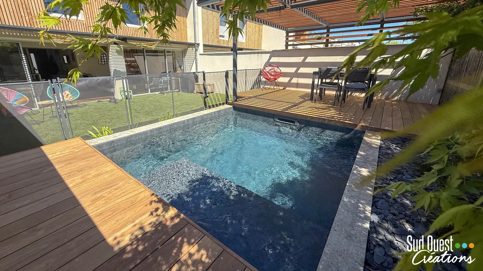 Mini piscine encastrée dans une terrasse IPE sous érable du Japon, jardin de ville